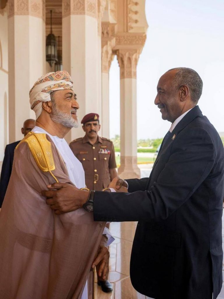 البرهان لـسلطان عمان : موقف السودان ثابت
