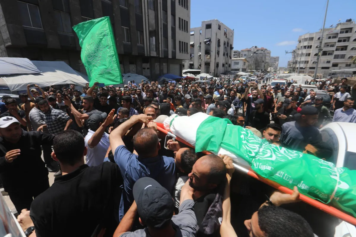 بالصور: فلسطينيون يشيعون جثمان قائد القسام... وإسرائيل تكثف هجماتها بالصور: فلسطينيون يشيعون جثمان قائد القسام... وإسرائيل تكثف هجماتها