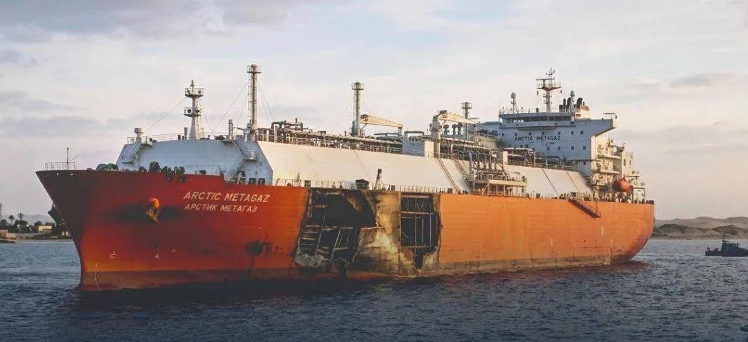 تحذيرات في ليبيا بعد خروج ناقلة الغاز الروسية عن السيطرة