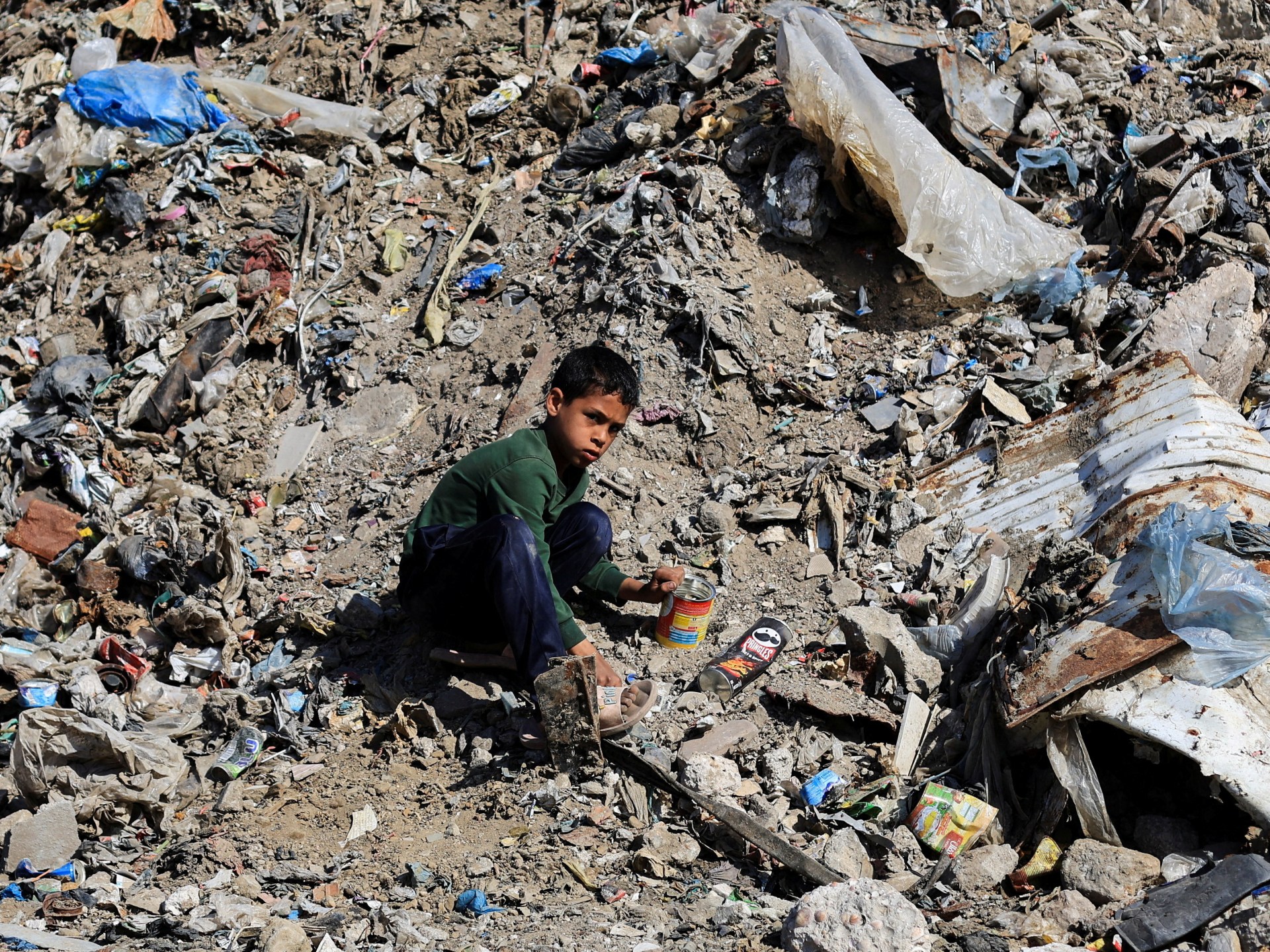 غزة.. كارثة صحية وذخائر غير منفجرة وشبح الحرب يلوح مجددا