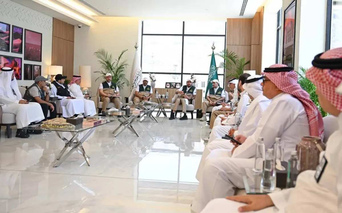 وزير الحج السعودي يناقش فرص التحسين والاستعداد للموسم المقبل