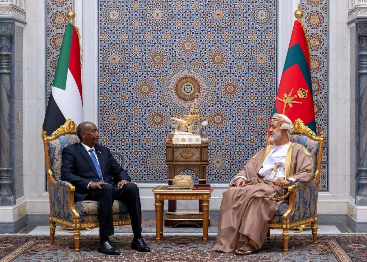 سلطان عمان والبرهان يبحثان تطورات الأوضاع في السودان