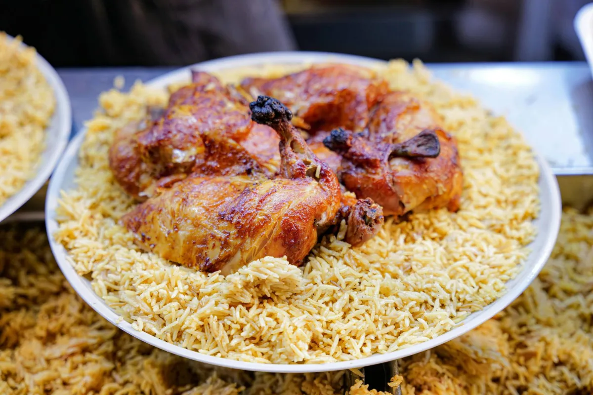 ماذا يفعل تناول الدجاج والأرز يوميا بعملية الأيض