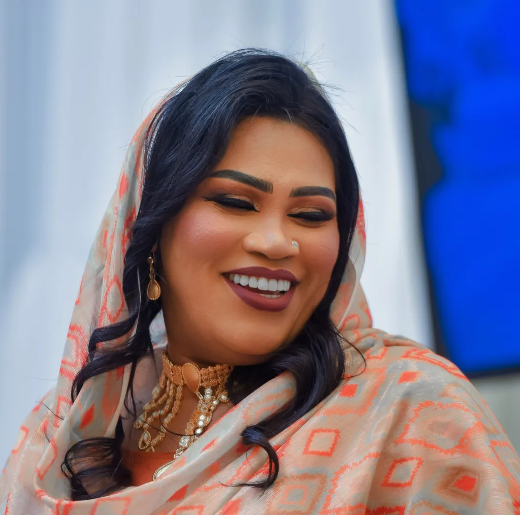 فيديو.. الفنانة إنصاف مدني تنفعل على يوتيوبر بطريقة كوميدية وتنصحه: بنت ما عندها قروش ما تعرسها