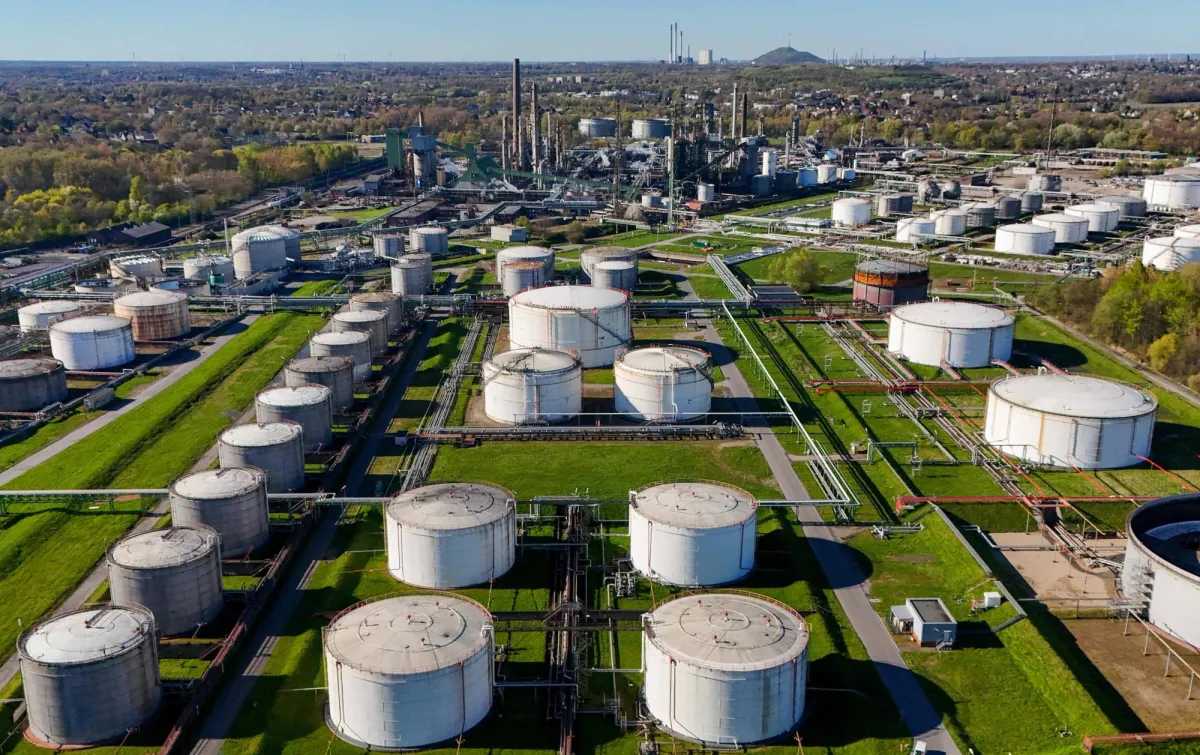 برنت المؤرخ يكسر حاجز 144 دولارا في مستوى تاريخي