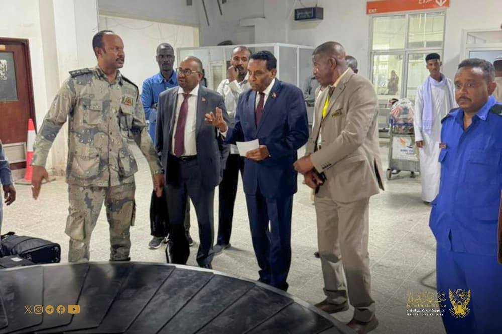 كامل إدريس في مطار بورتسودان ويصدر توجيهات صارمة