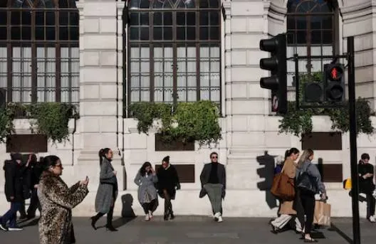 الحرب تهبط بمعنويات المستهلكين في بريطانيا لأدنى مستوياتها منذ 2023