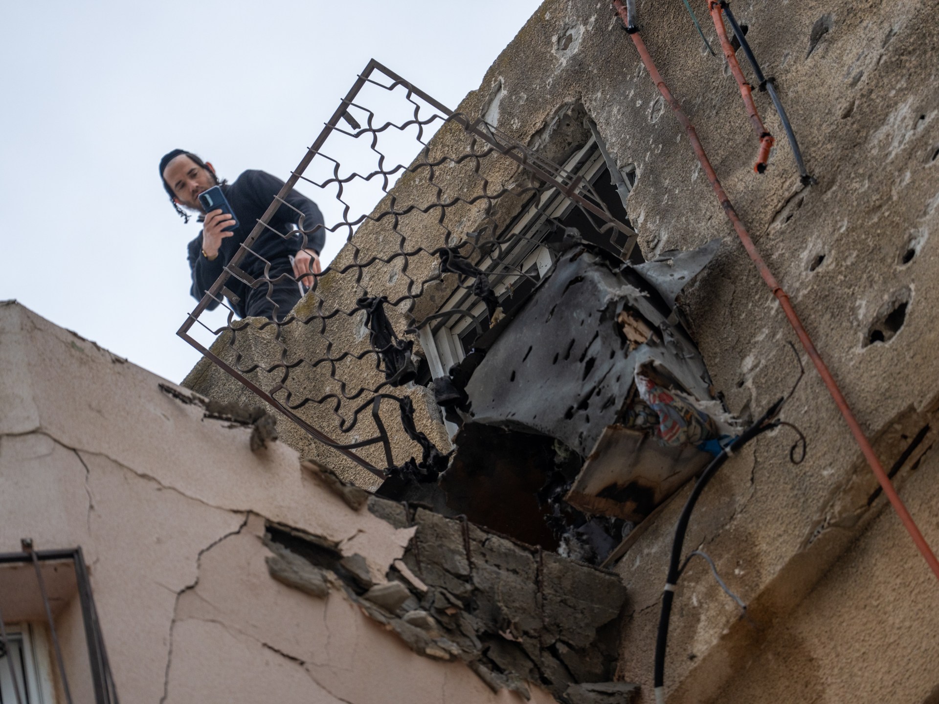 5 جرحى في بني براك وصاروخ عنقودي يصيب 11 موقعا بتل أبيب