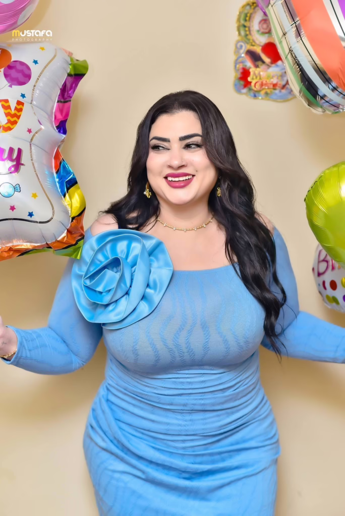 شاهد بالفيديو.. عازف ساكسفون شهير يصيب الفنانة الحسناء مونيكا بالذهول بعد مشاركته معها في حفل غنائي بالقاهرة