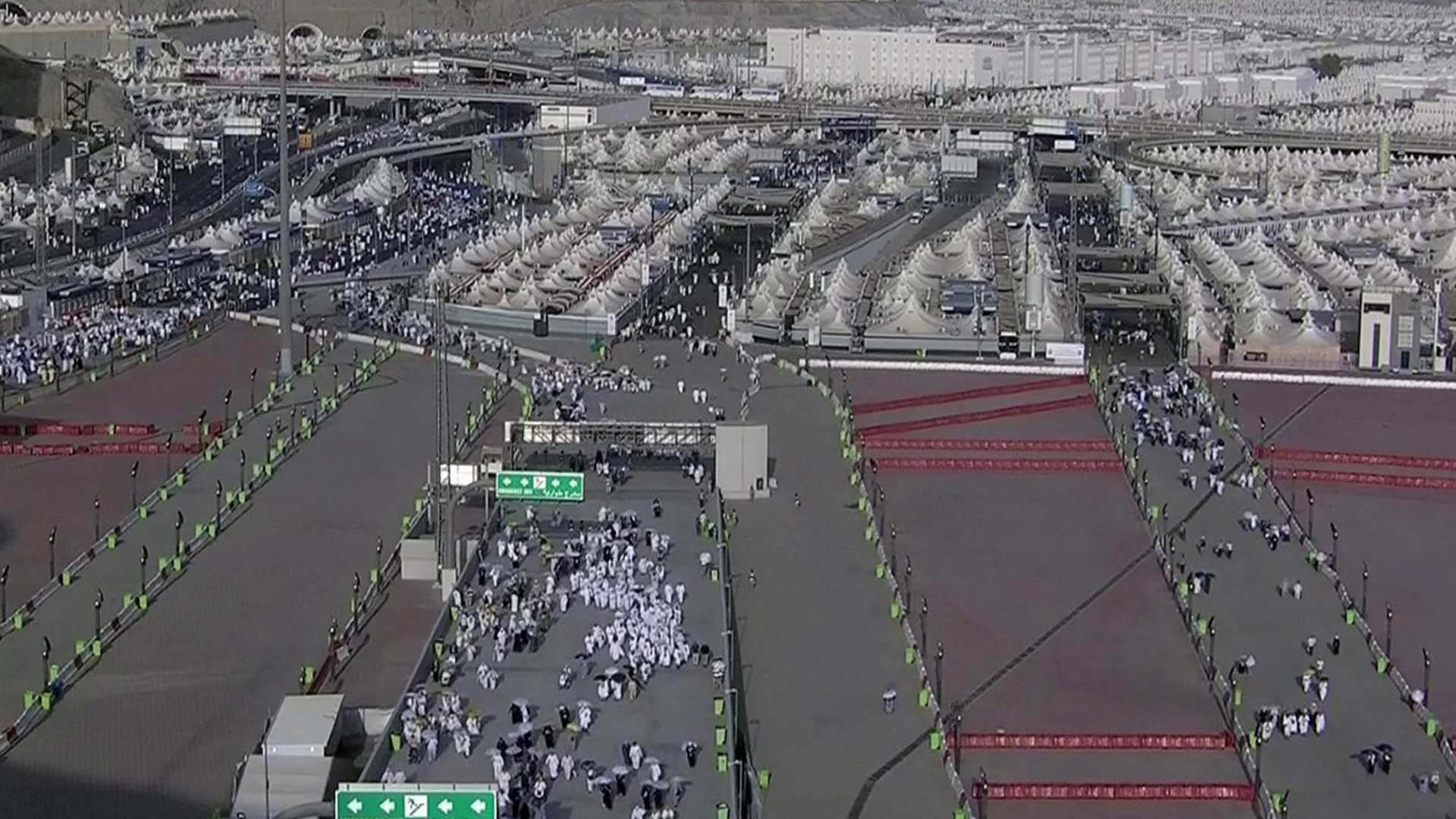حجاج بيت الله الحرام يؤدون طواف الإفاضة حجاج بيت الله الحرام يؤدون طواف الإفاضة