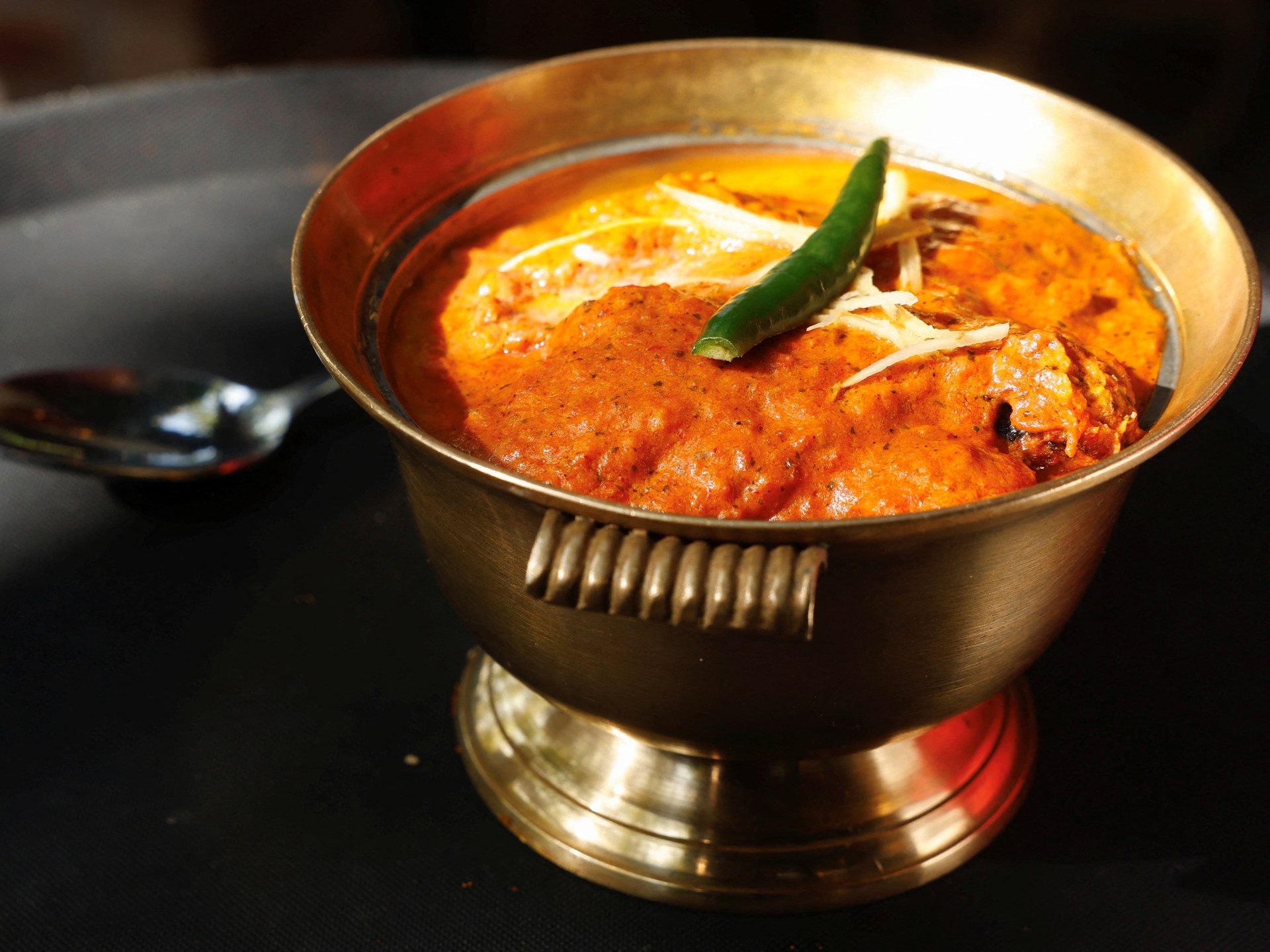 اختفاء طبق الدجاج بالزبدة وتقليص مدة الاستحمام.. آخر تداعيات حرب إيران