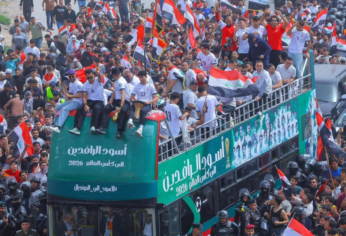 حافلة مكشوفة تجوب شوارع بغداد احتفالا بتأهل منتخب العراق للمونديال التاريخي حافلة مكشوفة تجوب شوارع بغداد احتفالا بتأهل منتخب العراق للمونديال التاريخي