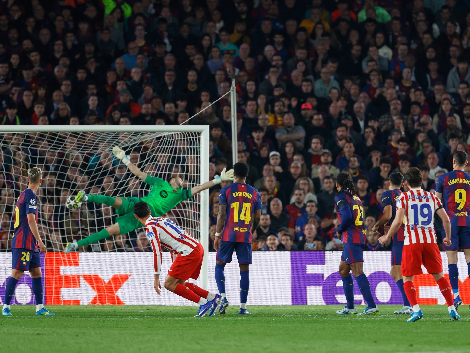 برشلونة يشكو التحكيم أمام أتلتيكو ومقارنة تستدعي ركلة جزاء كلوب بروج الشهيرة