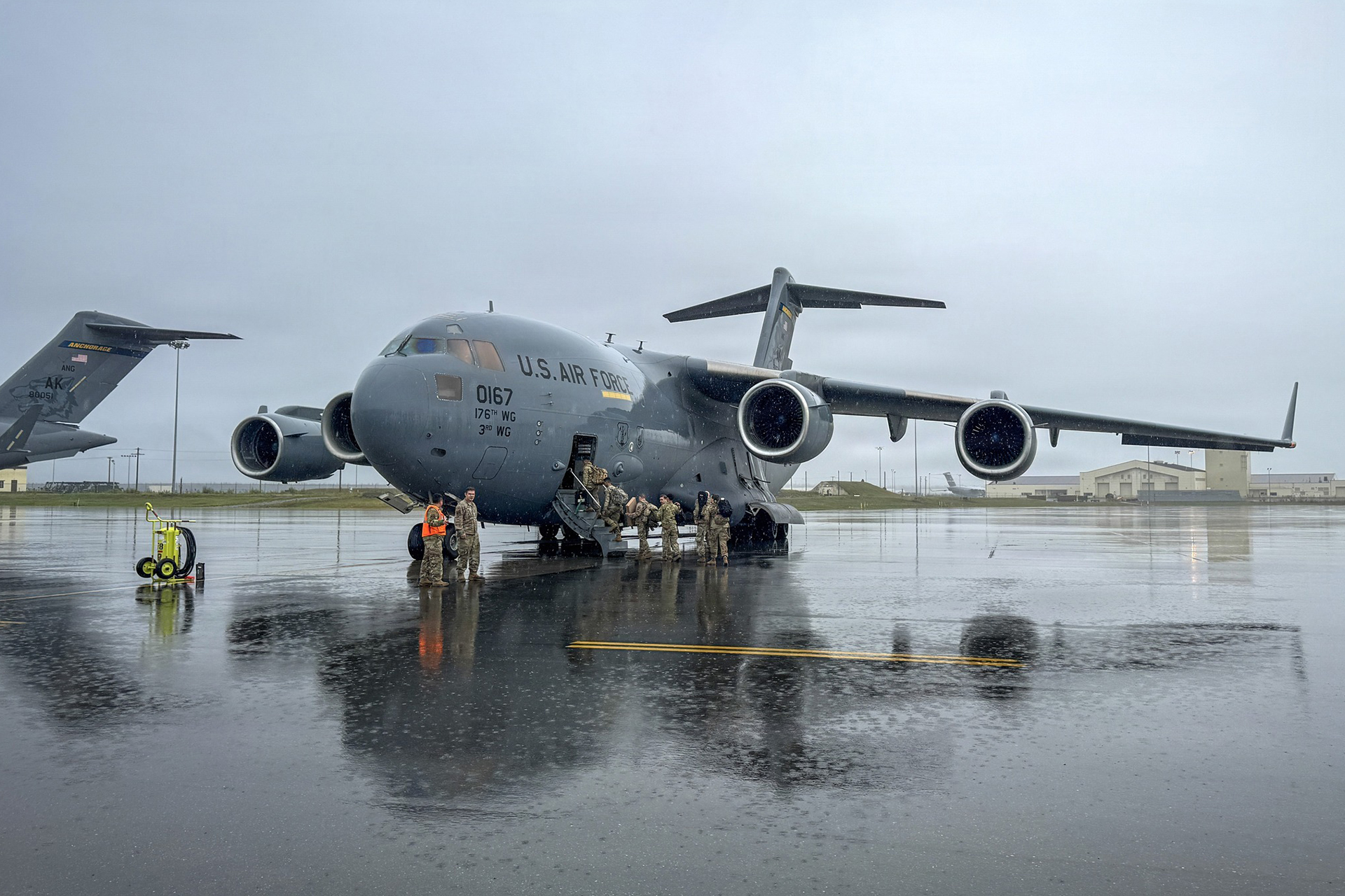 جسر جوي أمريكي إلى الشرق الأوسط ومفاوضات متعثرة.. ماذا تخفي التحركات