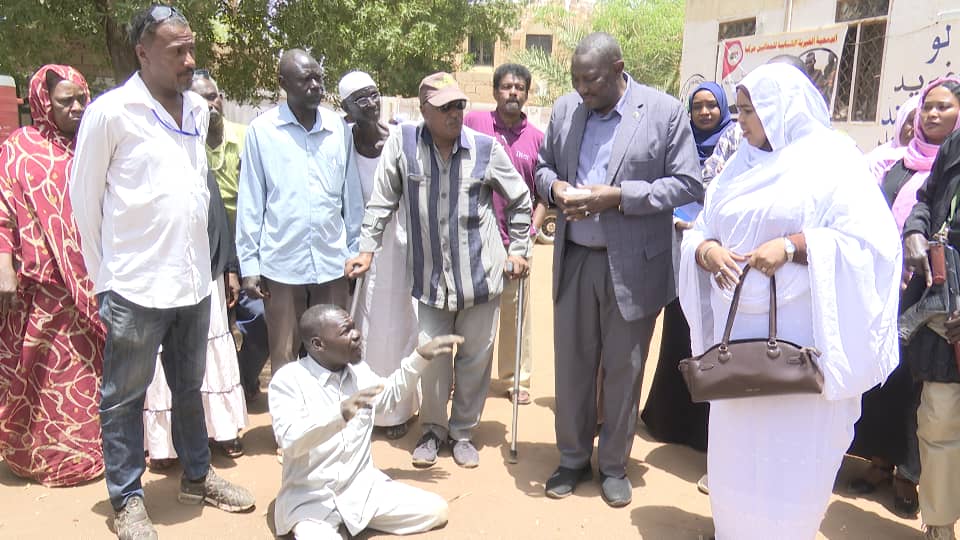 د. نوارة تمسك بيد للمعاقين حركيا  