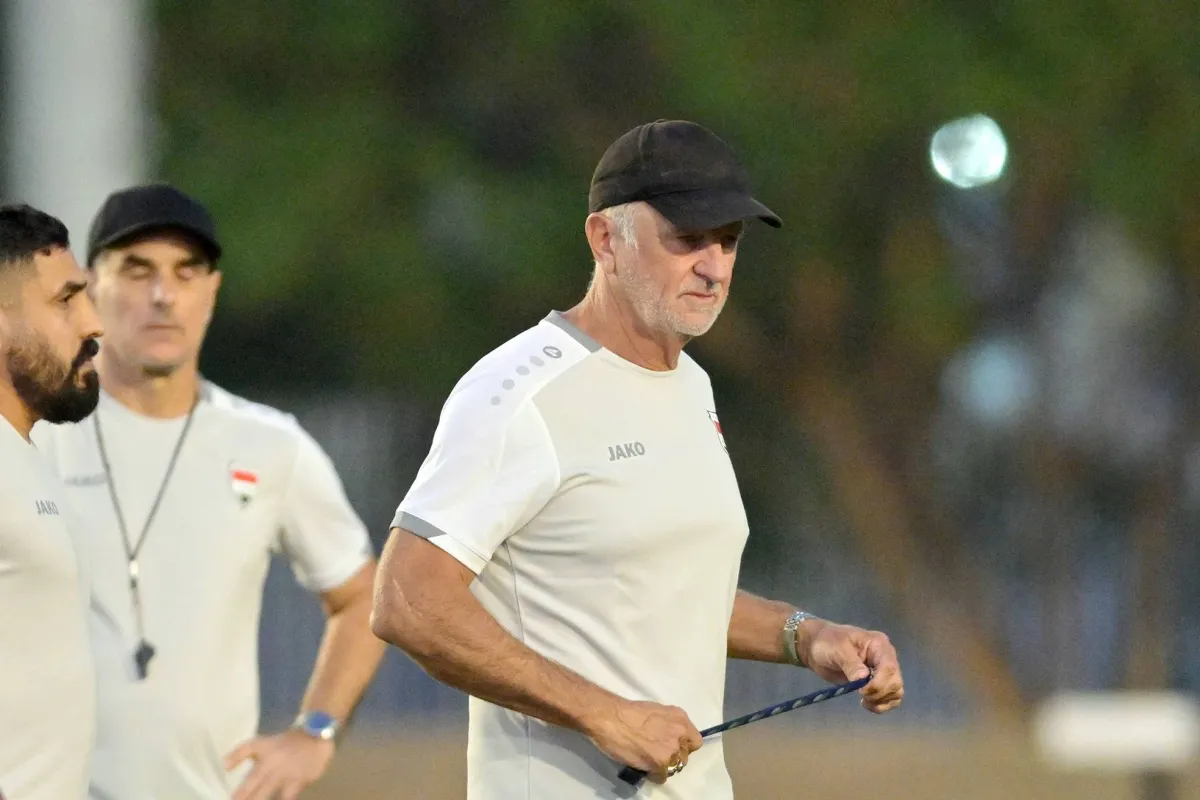 مدرب العراق يحاول إبعاد لاعبيه عن أخبار الحرب قبل مواجهة بوليفيا الحاسمة