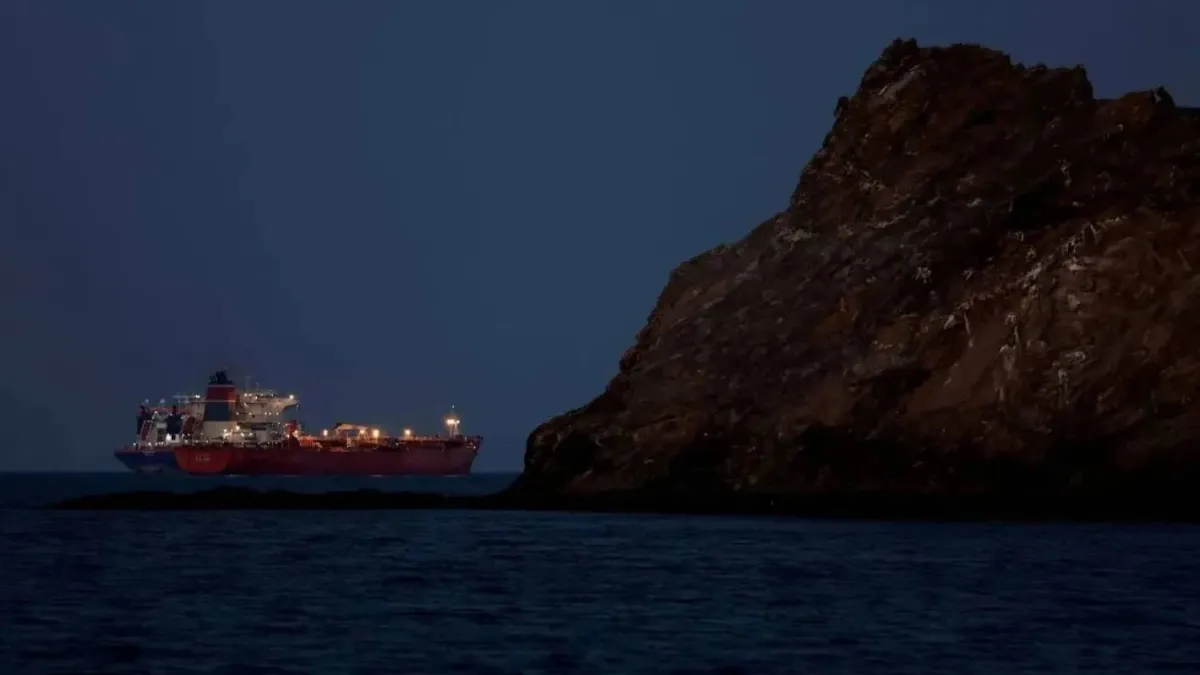 كيف تمكنت ناقلة هندية من عبور مضيق هرمز عبر مسار غير معتاد