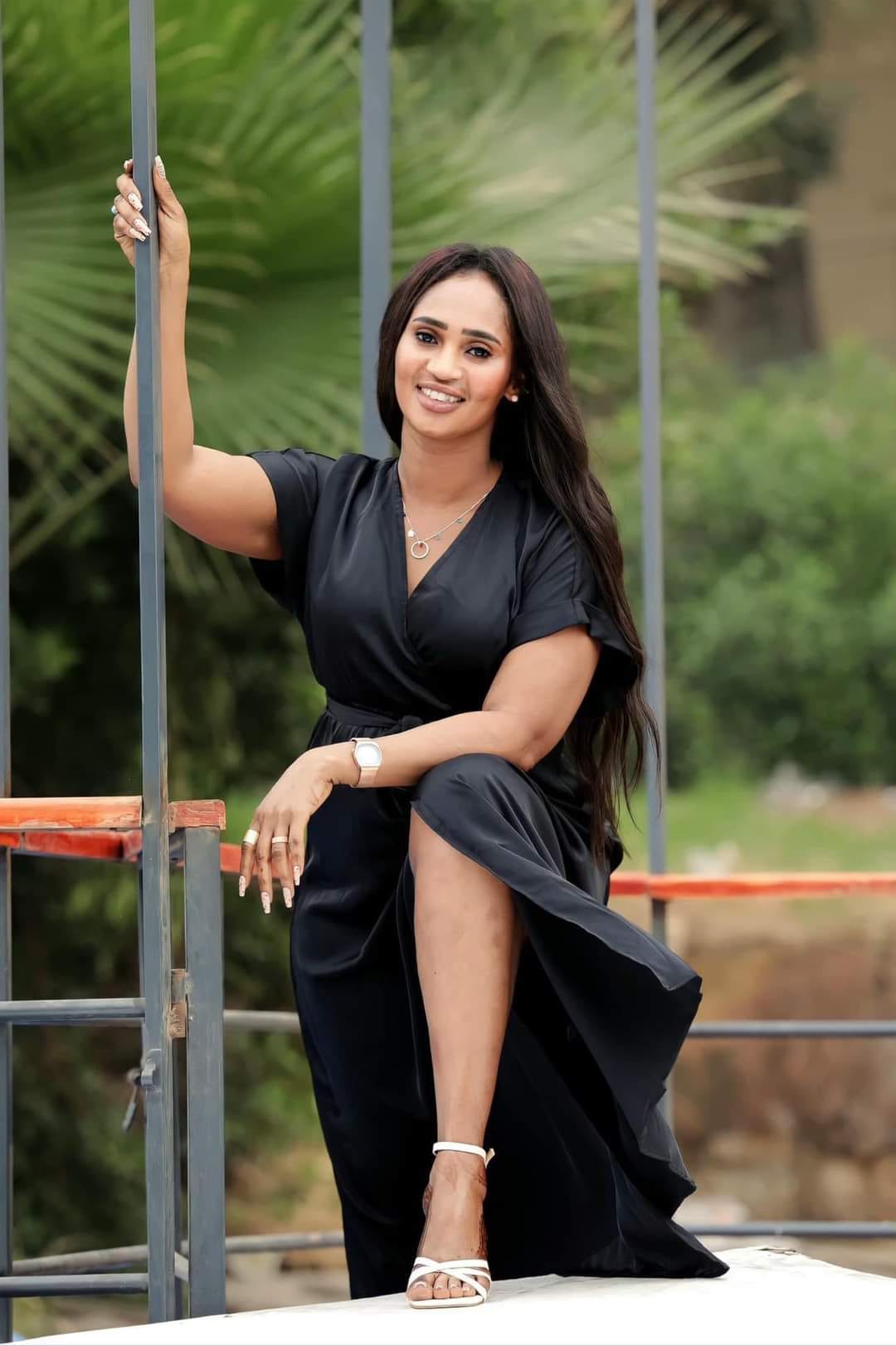 شاهد بالفيديو.. الهواء يتلاعب بفستان المطربة عشة الجبل ويضعها في موقف محرج أثناء تقديمها وصلة غنائية أعلى المسرح شاهد بالفيديو.. الهواء يتلاعب بفستان المطربة عشة الجبل ويضعها في موقف محرج أثناء تقديمها وصلة غنائية أعلى المسرح