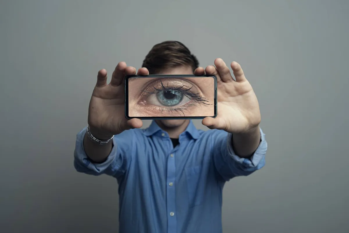 المراقبة الحسية تحول الحياة اليومية إلى مجموعة أدلة