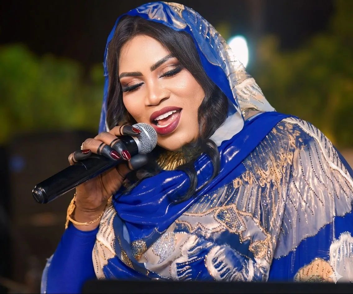 شاهد بالفيديو.. دقلو فوق يا ناس.. الفنانة إنصاف مدني تثير غضب الجمهور وتتغزل في أسرة حميدتي خلال مهرجان الإمارات تحب السودان شاهد بالفيديو.. دقلو فوق يا ناس.. الفنانة إنصاف مدني تثير غضب الجمهور وتتغزل في أسرة حميدتي خلال مهرجان الإمارات تحب السودان