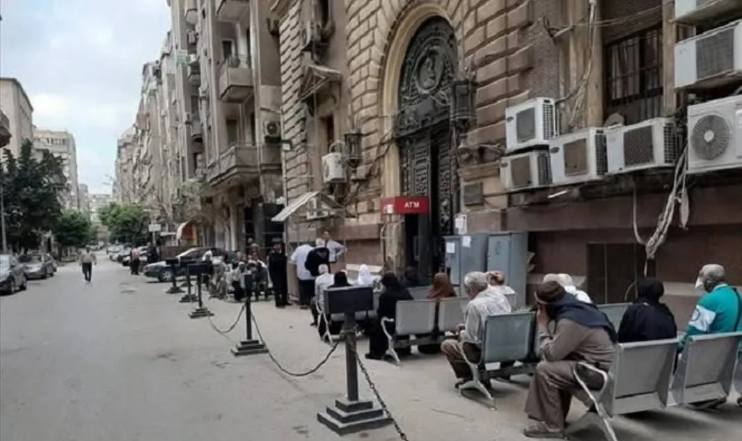 طوابير المصريين أمام ماكينات الصراف الآلي... أزمة متكررة تعكر صفو الأعياد