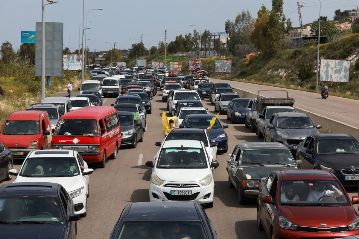 بالصور: نازحون لبنانيون يعودون إلى ديارهم... وخرق إسرائيلي لوقف النار
