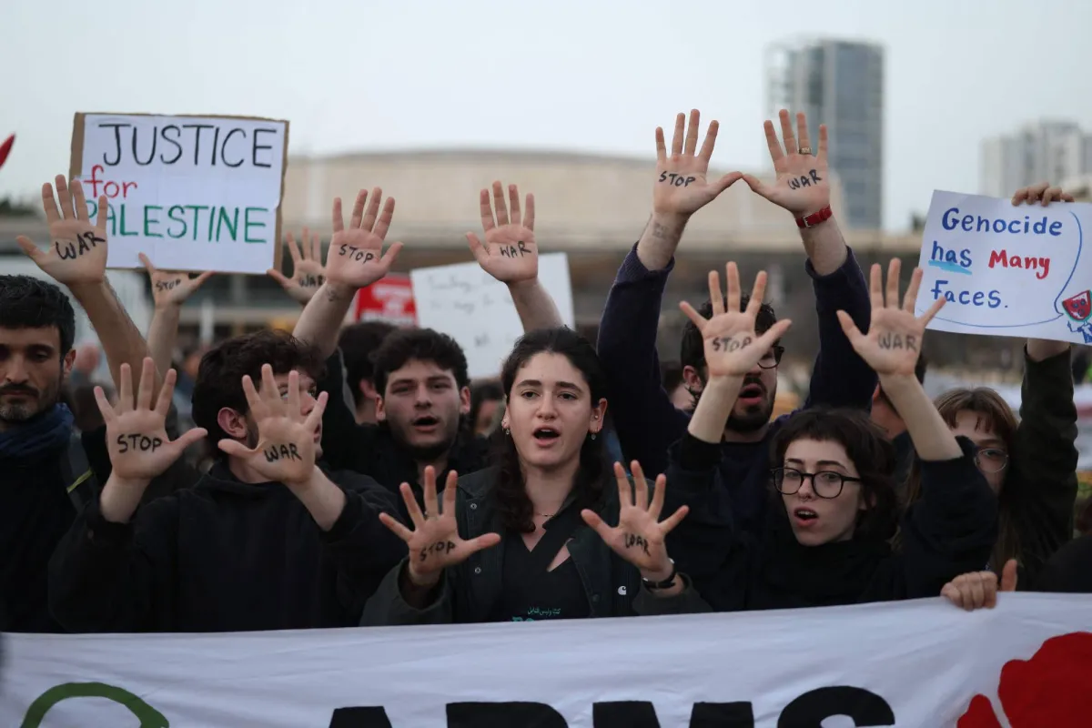 إسرائيليون يطالبون بإنهاء حروب إيران ولبنان وغزة صور إسرائيليون يطالبون بإنهاء حروب إيران ولبنان وغزة صور