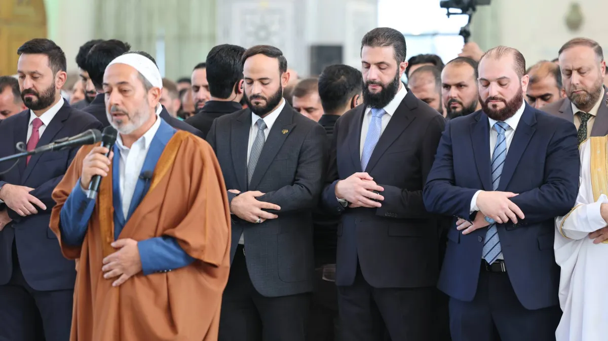 الشرع يؤدي صلاة الأضحى في حلب... والسوريون يزورون قبور أحبتهم الشرع يؤدي صلاة الأضحى في حلب... والسوريون يزورون قبور أحبتهم