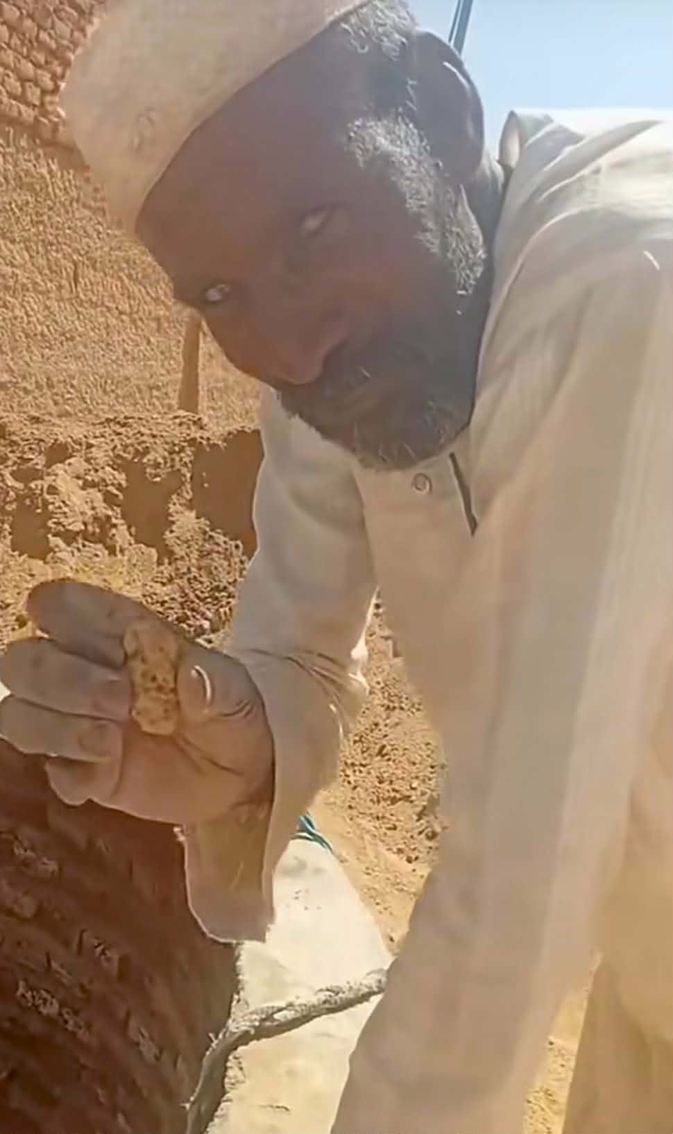 شاهد بالصورة والفيديو.. سوداني يعثر على قطعة من الذهب الخالص أثناء حفره بئر ماء بإحدى القرى السودانية شاهد بالصورة والفيديو.. سوداني يعثر على قطعة من الذهب الخالص أثناء حفره بئر ماء بإحدى القرى السودانية