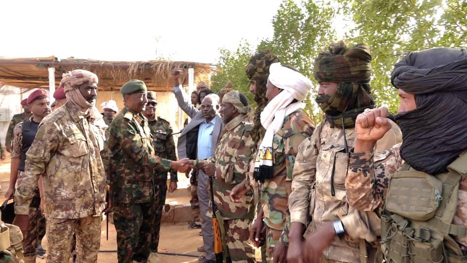 البرهان يلتقي قائد الميليشيا المنشق ويطلق تصريحا