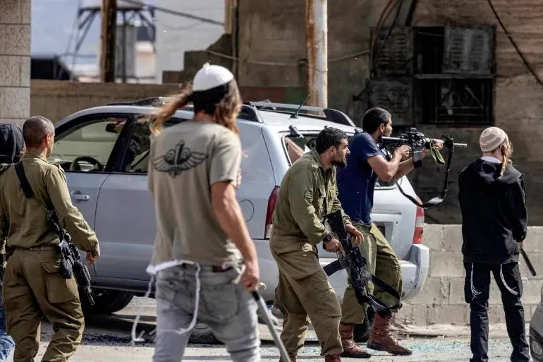 مستوطنون يجبرون فلسطينيين على إعادة دفن جثمان والدهم في الضفة الغربية مستوطنون يجبرون فلسطينيين على إعادة دفن جثمان والدهم في الضفة الغربية