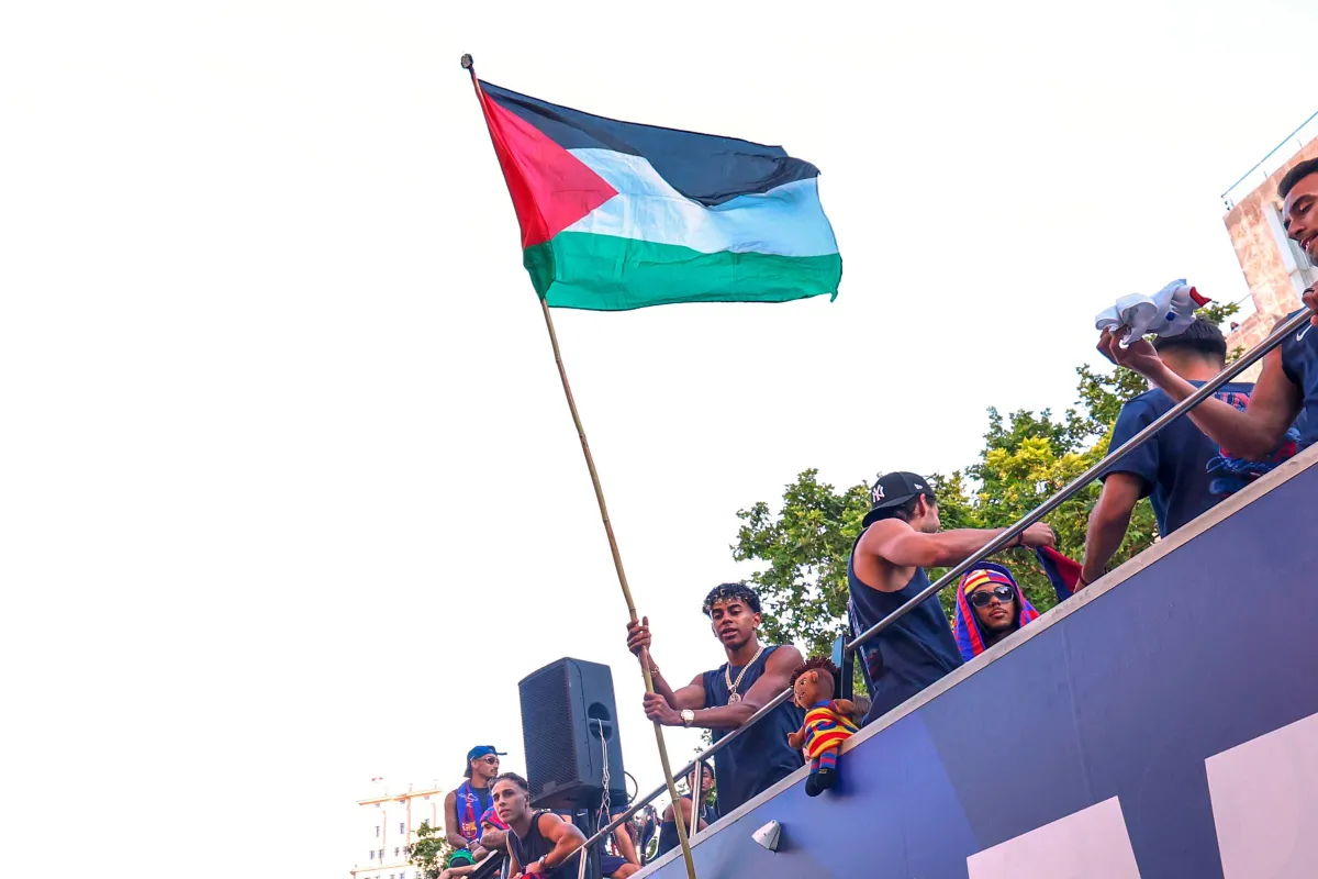 سجال كلامي بين وزير دفاع إسرائيل ورئيس وزراء إسبانيا بسبب رفع لامين يامال لعلم فلسطين
