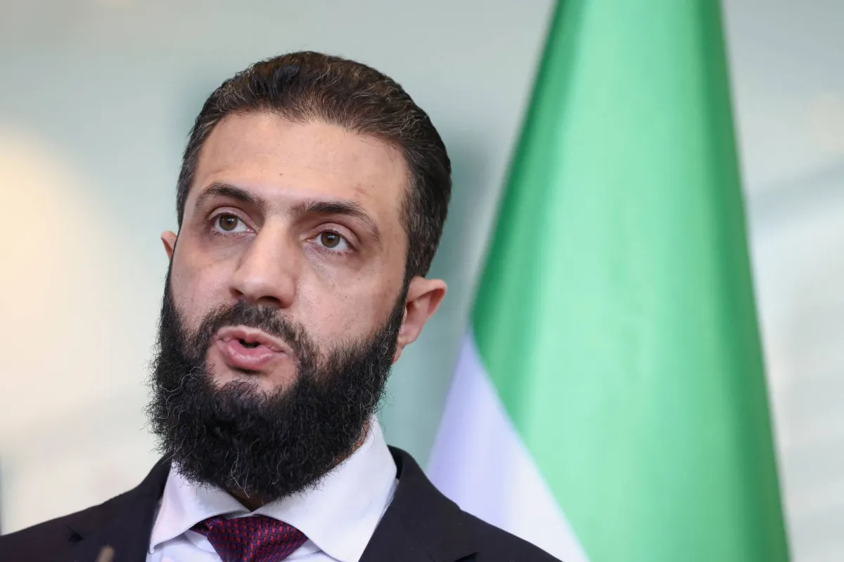 الرئيس السوري يبحث مع عبدي وأحمد استكمال عملية الدمج وإعلان حل قسد الرئيس السوري يبحث مع عبدي وأحمد استكمال عملية الدمج وإعلان حل قسد