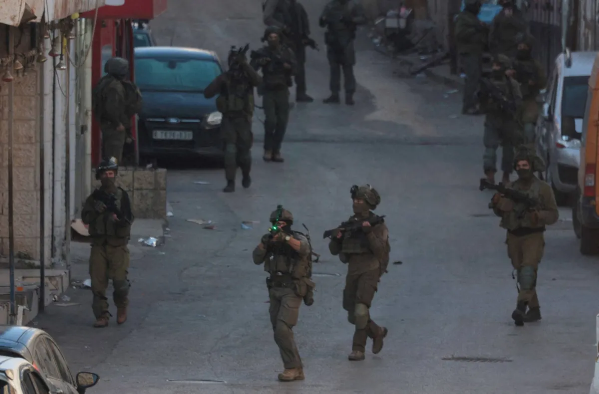 بأسلاك شائكة... مستوطنون إسرائيليون يقطعون طريق أطفال فلسطينيين إلى مدارسهم بأسلاك شائكة... مستوطنون إسرائيليون يقطعون طريق أطفال فلسطينيين إلى مدارسهم