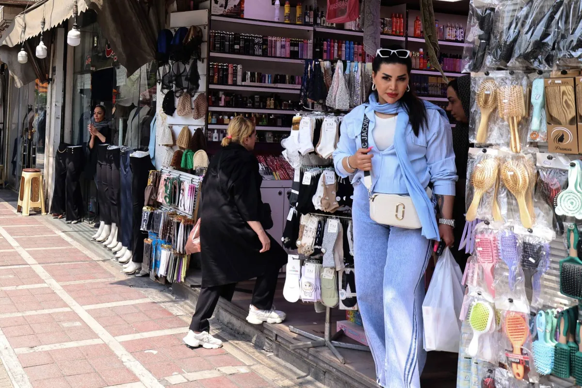 نساء من دون حجاب في إيران... رغم استمرار القيود الصارمة