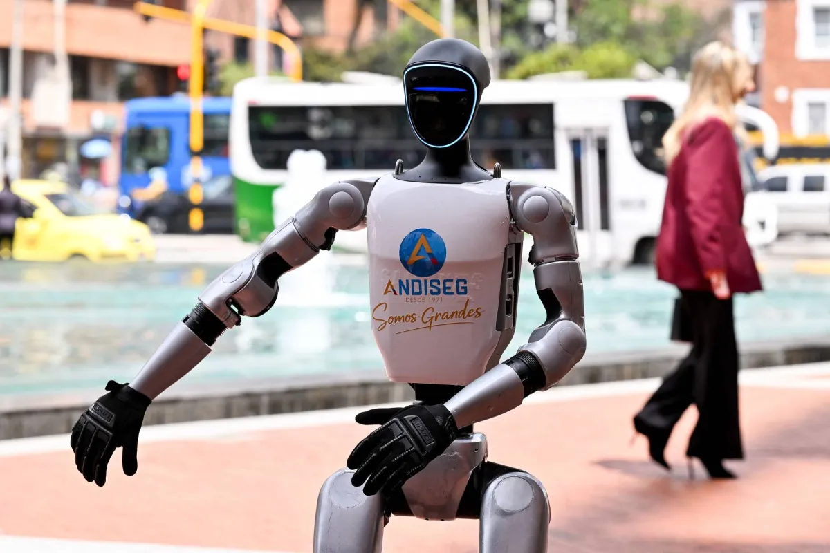 فيديو: روبوت يرتدي رولكس يطارد الخنازير البرية... ويخطف أضواء وارسو