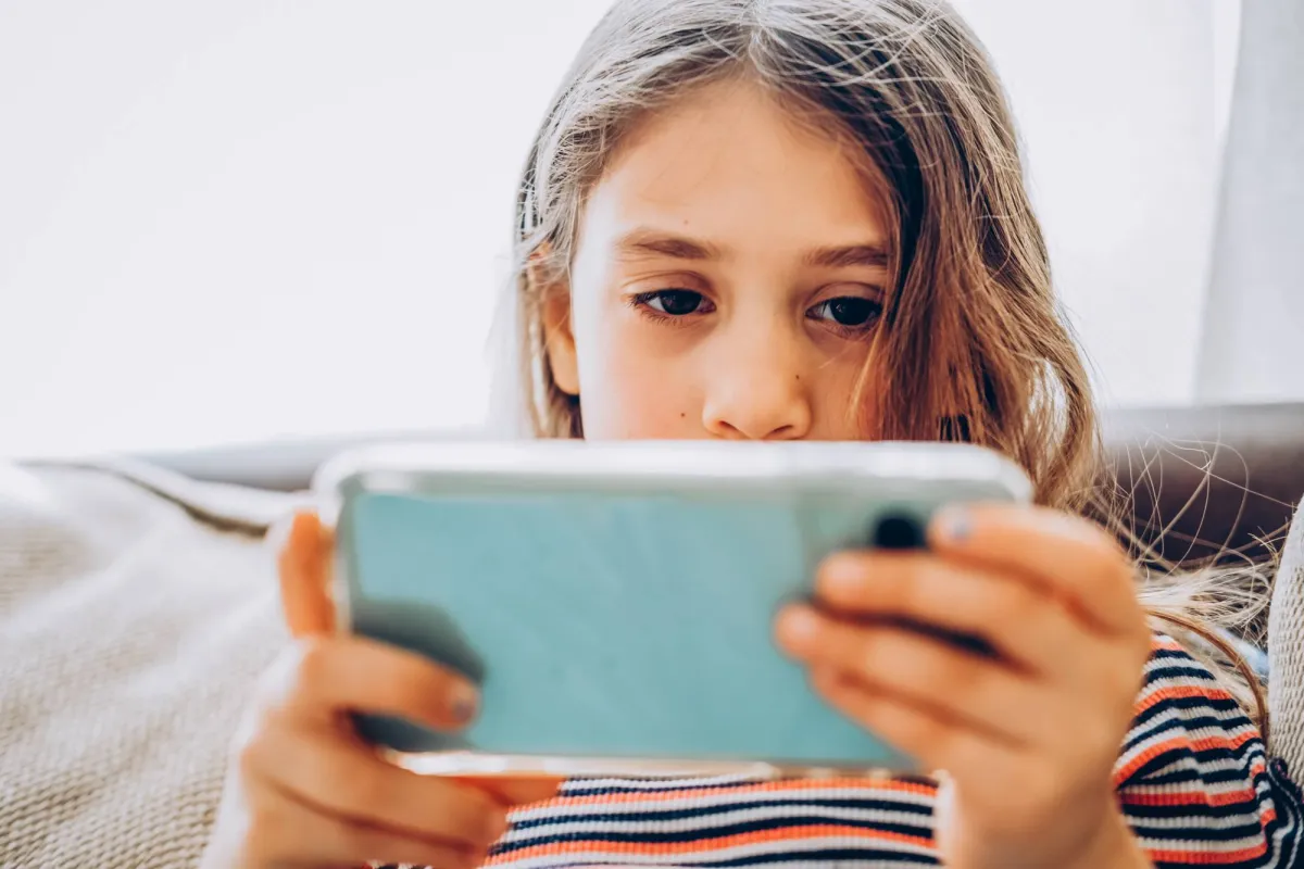 لماذا يعاني بعض المراهقين من إدمان مقاطع الفيديو القصيرة