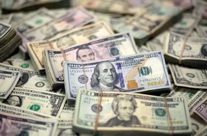 الدولار يتربع على قمة 10 أيام مع اشتعال أزمة هرمز