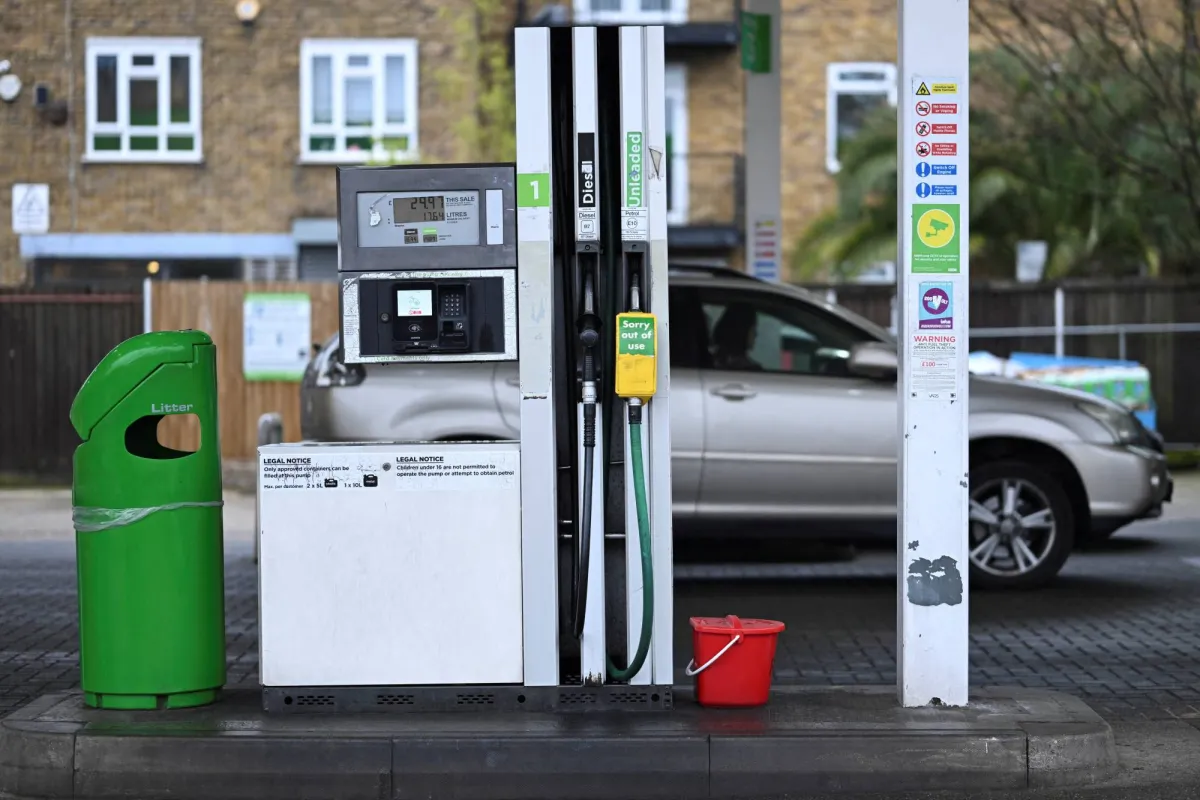 UK Retail Sales Drop by Most in Nearly a Year as Drivers Buy Less Fuel
