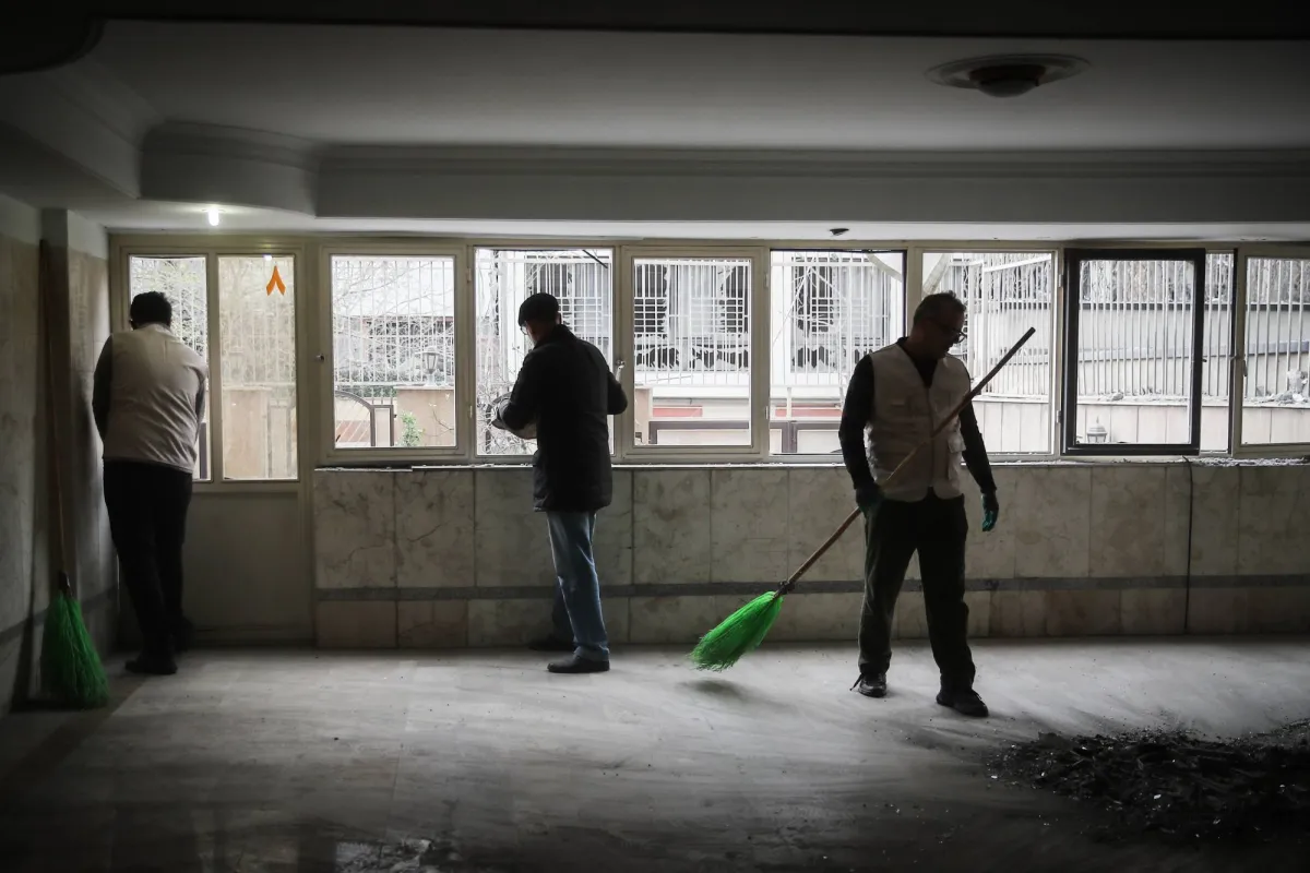 مسؤول إيراني يدعو الشباب لتشكيل سلاسل بشرية حول محطات الكهرباء مسؤول إيراني يدعو الشباب لتشكيل سلاسل بشرية حول محطات الكهرباء