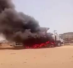 شاهد بالفيديو.. سائق تانكر وقود سوداني يقوم بعمل بطولي ويضحي بنفسه من أجل انقاذ محطة وقود من الإنفجار شاهد بالفيديو.. سائق تانكر وقود سوداني يقوم بعمل بطولي ويضحي بنفسه من أجل انقاذ محطة وقود من الإنفجار