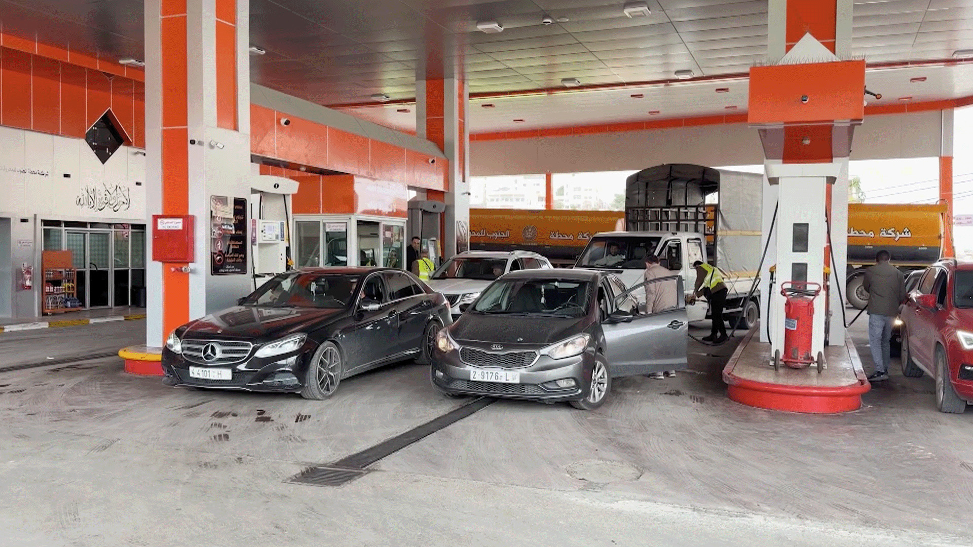 تهدد الأمن الغذائي والمعيشي.. أزمة وقود خانقة تشل الضفة الغربية