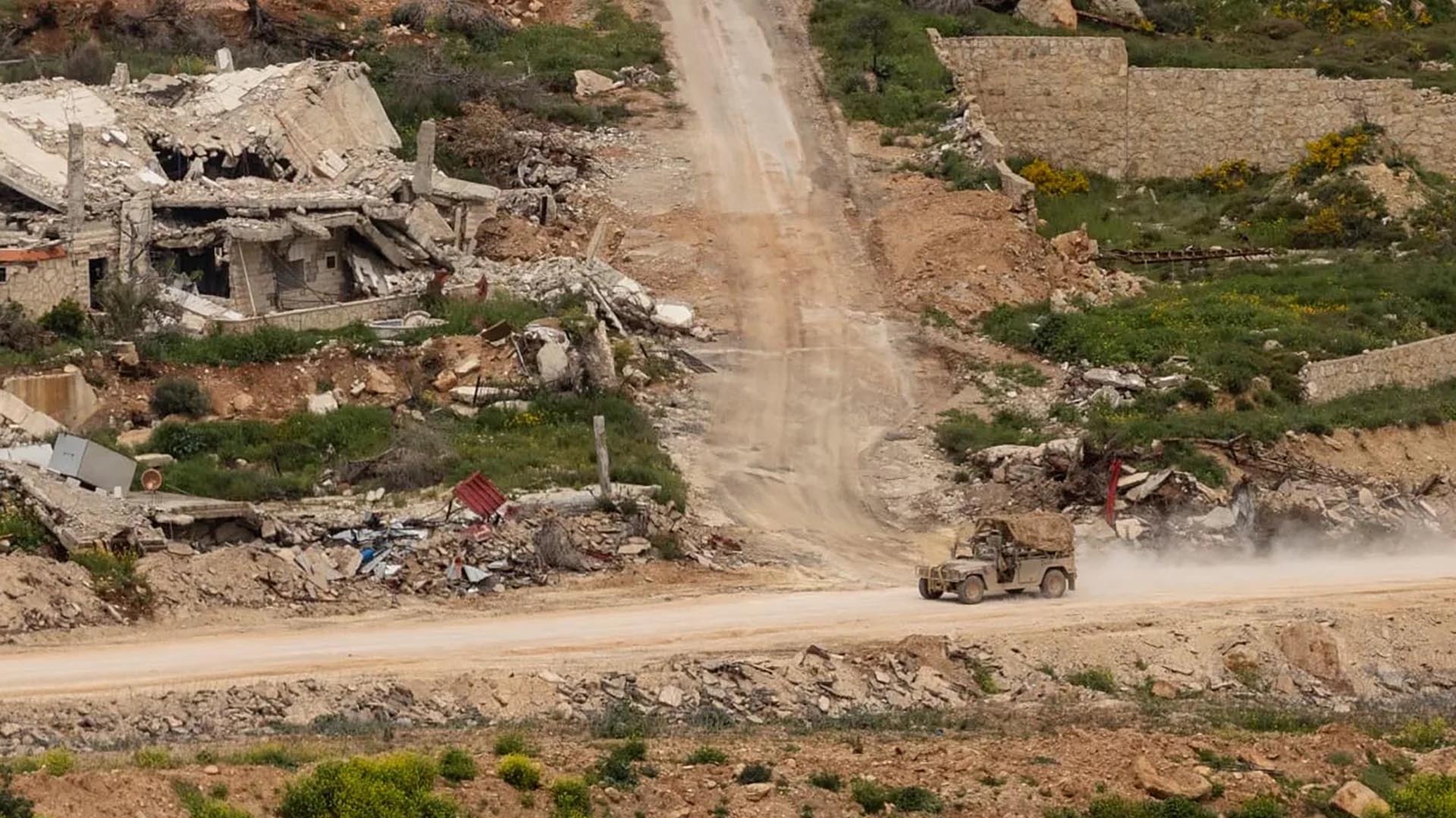 لخلق منطقة عازلة جنوب لبنان.. إسرائيل تستعين بمقاولي هدم غزة