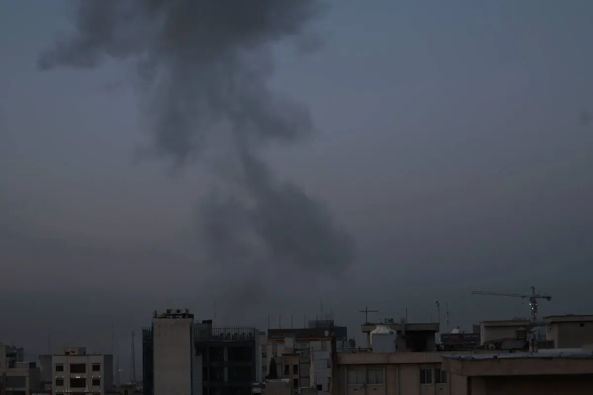 إسرائيل تشن ضربات واسعة على طهران... وتعترض صواريخ من إيران واليمن