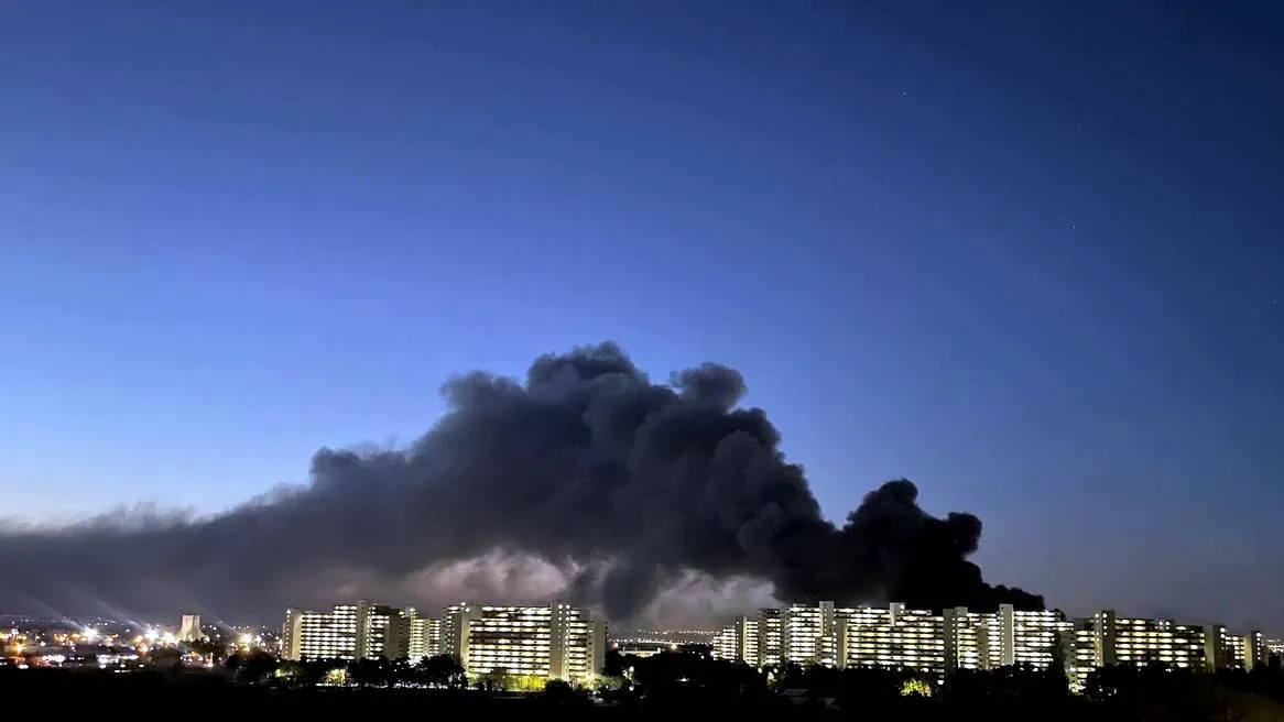 ترمب يشدد على إنذاره لطهران وإسرائيل تكثف ضرب المنشآت الإيرانية