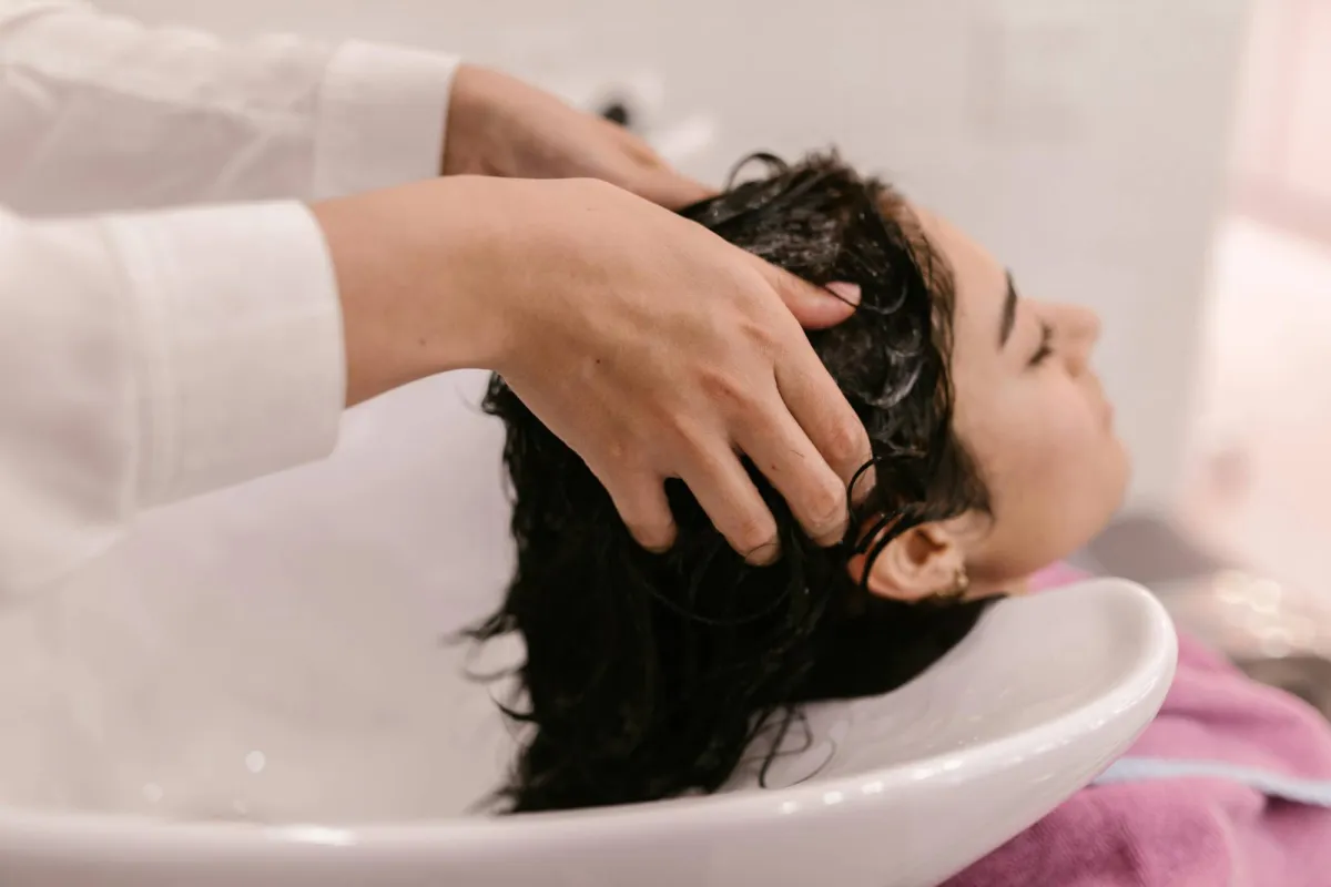 ماذا يحدث لشعرك عند غسله مرة واحدة فقط في الأسبوع