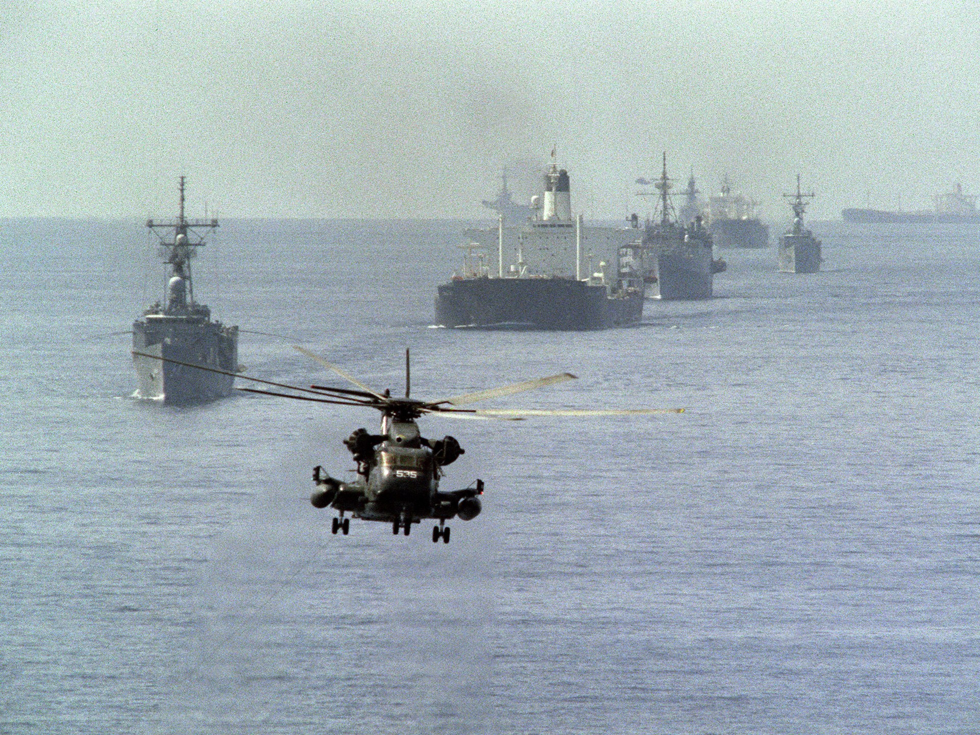 لماذا يعجز ترمب عن كسر قبضة إيران على مضيق هرمز