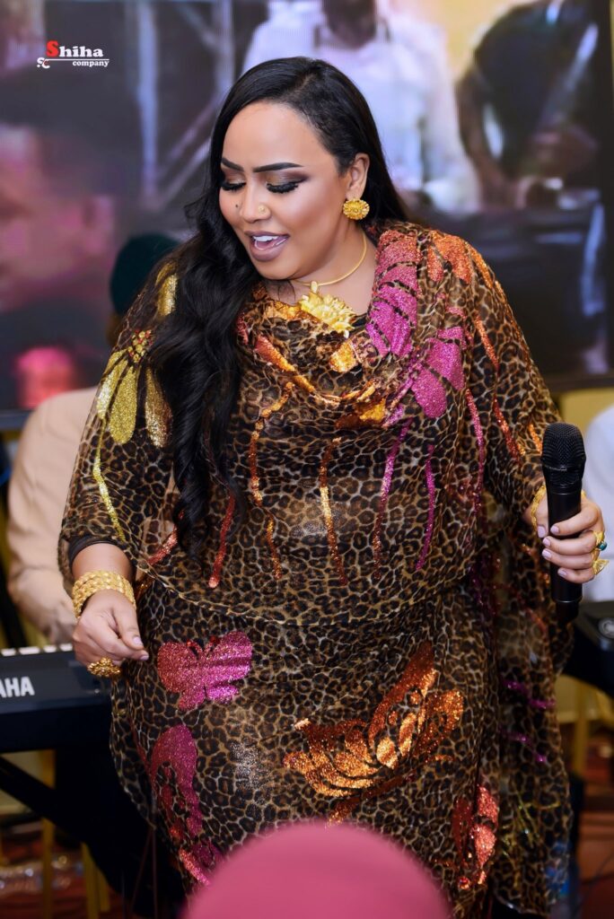 شاهد بالفيديو.. في حفل نسائي.. السلطانة هدى عربي تشعل حماس عازفيها بوصلة رقص مثيرة من خلف الكواليس