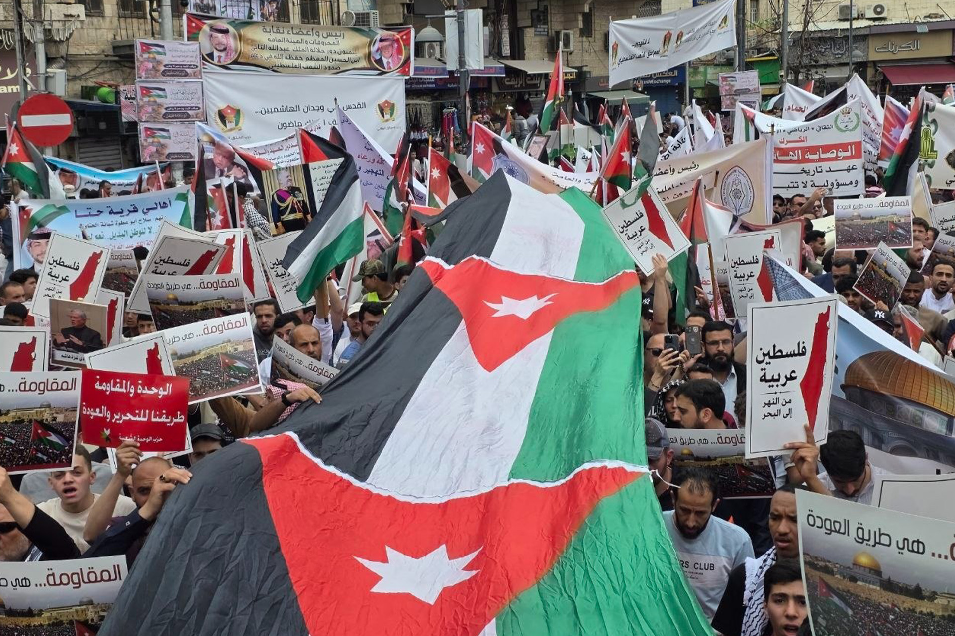 في ذكرى النكبة.. آلاف الأردنيين يحتشدون في عمان رفضا للتهجير واستهداف الأقصى في ذكرى النكبة.. آلاف الأردنيين يحتشدون في عمان رفضا للتهجير واستهداف الأقصى