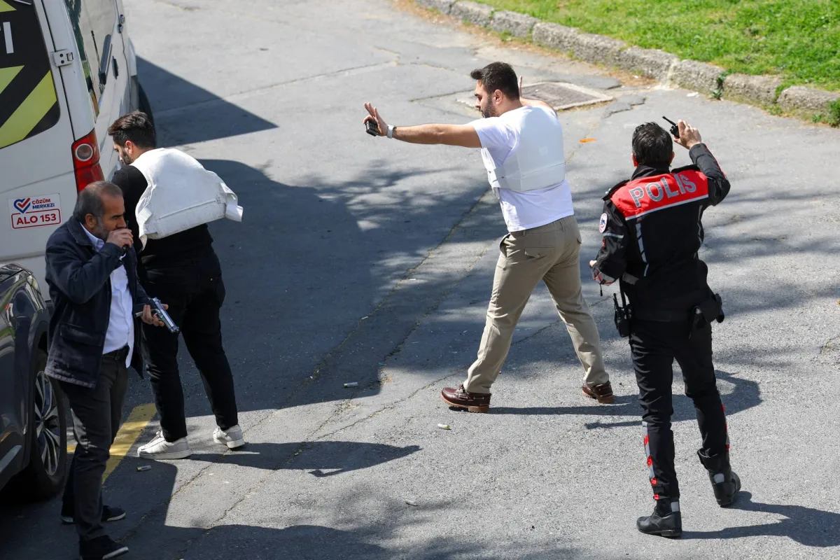 3 قتلى وإصابة شرطيين في اعتداء قرب قنصلية إسرائيل بإسطنبول 3 قتلى وإصابة شرطيين في اعتداء قرب قنصلية إسرائيل بإسطنبول